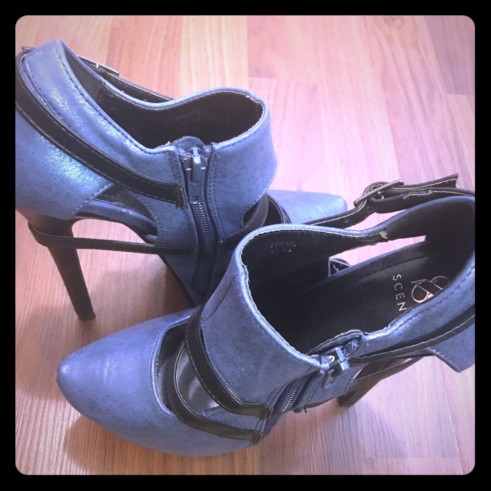 Scenic shoe dazzle heels